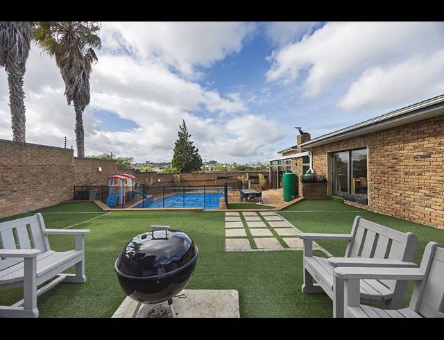 7 BEDROOM FREESTANDING FOR SALE IN SONSTRAAL
